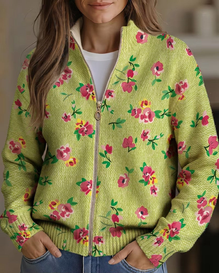 Birgit gebreid vest met bloemen op groene achtergrond en rits