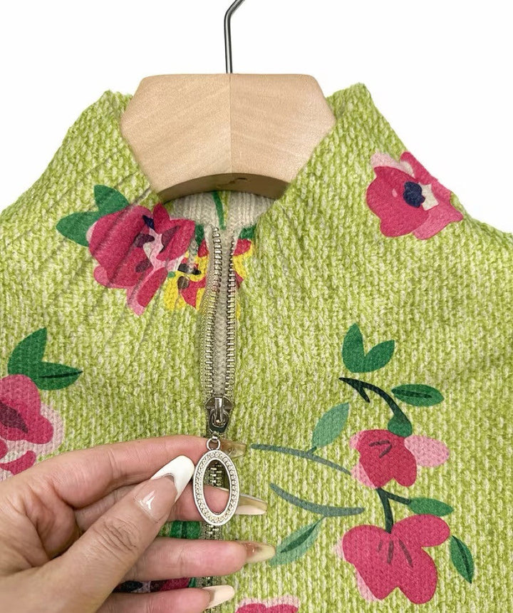 Birgit gebreid vest met bloemen op groene achtergrond en rits