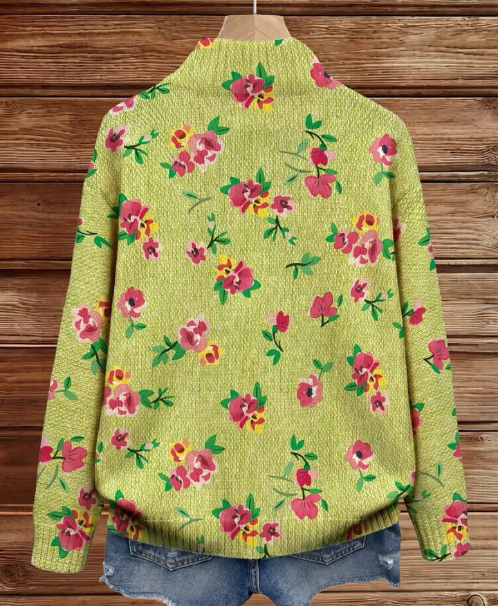 Birgit gebreid vest met bloemen op groene achtergrond en rits