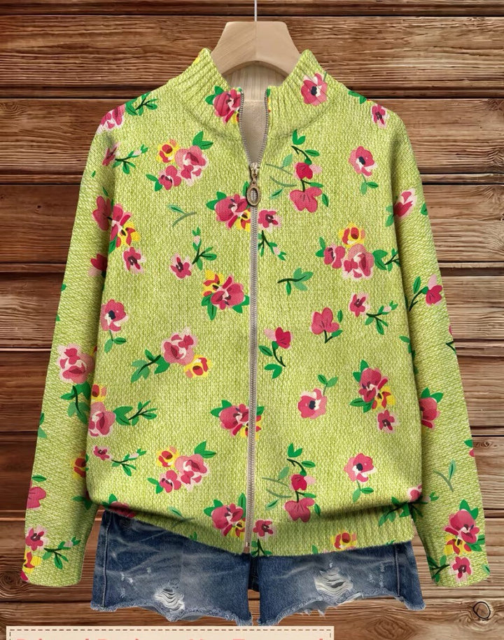 Birgit gebreid vest met bloemen op groene achtergrond en rits